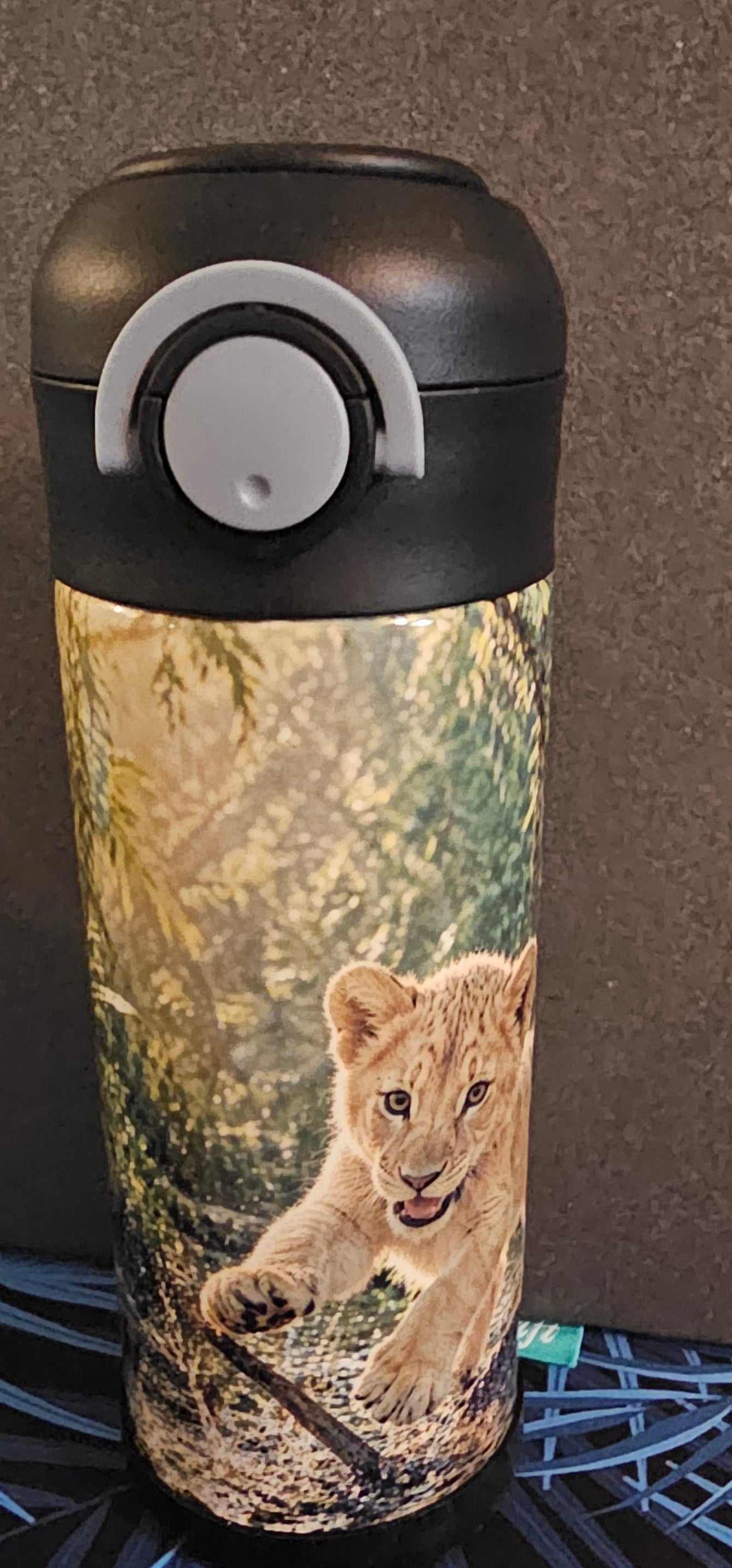 IMPARFAIT - Produit test - Bouteille Isotherme 12 oz Le lion qui s'amuse